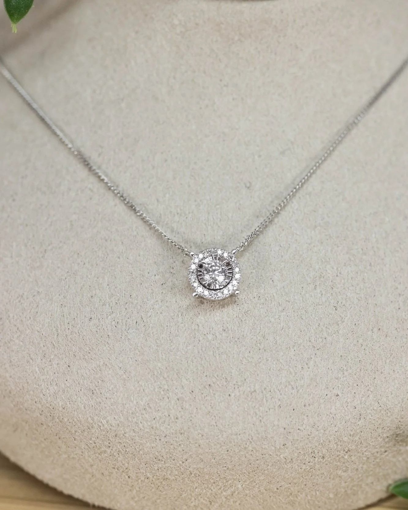 Floating illusion 2025 diamond necklace